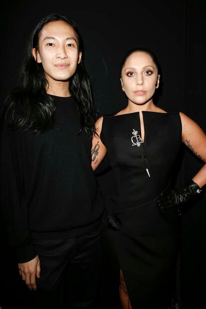 Lady Gaga luciendo uno de los broches que Alexander Wang (a la izquierda) presentó en lo nuevo de Balenciaga.