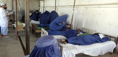 Un grupo de mujeres afganas recibe atención médica tras inhalar un gas venenoso en la provincia de Tajar, en el noreste de Afganistán.