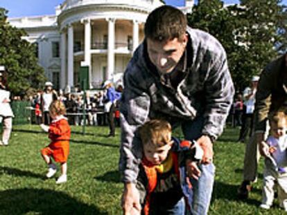 Un padre ayuda a su hijo de dos años en la tradicional búsqueda de huevos de Pascua que organiza todos los años la Casa Blanca.