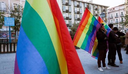 Concentración contra los cursos para "curar" la homosexualidad, el pasado sábado en la plaza de Pedro Zerolo.