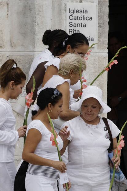 Un grupo de Damas de Blanco, en la Iglesia de Santa Rita.