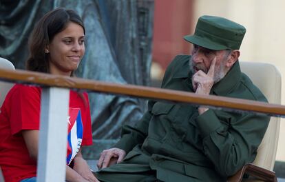 Fidel Castro, junto a una estudiante, antes de empezar el discurso.