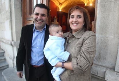 Manu Orozco y Celia García, con su hijo Daniel, ayer poco antes de recibir el galardón en el Ayuntamiento.