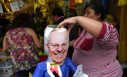 Una mujer sujeta una piñata de Pedro Pablo Kuczynski, en protesta por el indulto a Fujimori. / EFE