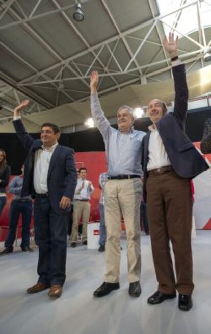 El secretario general del PSOE, Alfredo P&eacute;rez Rubalcaba; el presidente del partido y de la Junta de Andaluc&iacute;a, Jos&eacute; Antonio Gri&ntilde;&aacute;n (d), y el secretrario regional del PSOE en Ja&eacute;n, Francisco Reyes.