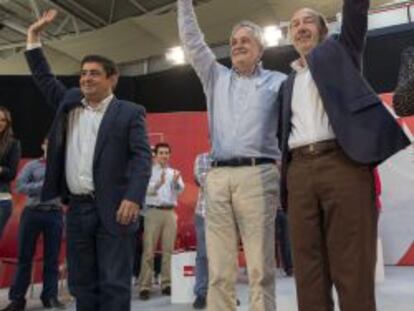 El secretario general del PSOE, Alfredo P&eacute;rez Rubalcaba; el presidente del partido y de la Junta de Andaluc&iacute;a, Jos&eacute; Antonio Gri&ntilde;&aacute;n (d), y el secretrario regional del PSOE en Ja&eacute;n, Francisco Reyes.