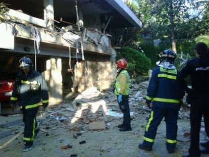 Bomberos, Samur y policía, ante el chalé de Madrid donde se ha registrado la explosión.