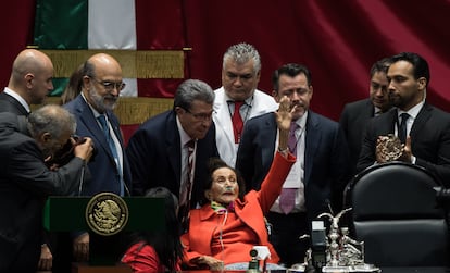 Ifigenia Martínez, emblemática luchadora social, entregó la banda presidencial a Sheinbaum.