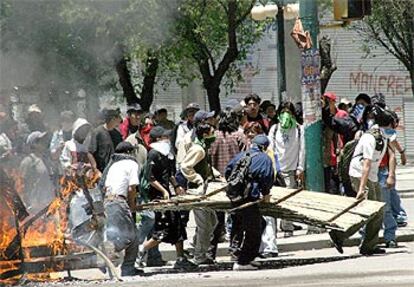 Estudiantes y manifestantes bloquean con barricadas y hogueras el centro de la capital.