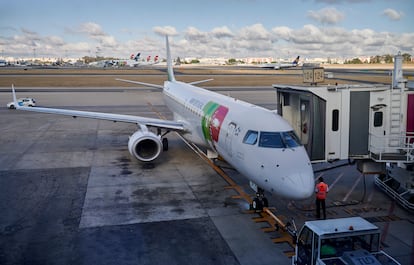 Avión de TAP Air Portugal Embraer 190, en el aeropuerto internacional Humberto Delgado de Lisboa.