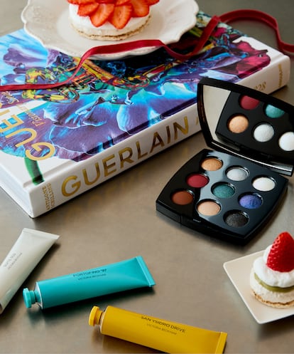 El libro Guerlain: Visionary since 1828, sobre la icónica casa francesa y la historia de su fundador (ed. Assouline), escrito por la periodista Antigone Schilling; paleta de sombras de ojos de edición limitada Les 9 Ombres (en el tono The Daring Muse, 847) de CHANEL, y cremas de manos en los aromas Suite 302, Portofino ‘97 y San Ysidro Drive, las tres de VICTORIA BECKHAM BEAUTY.