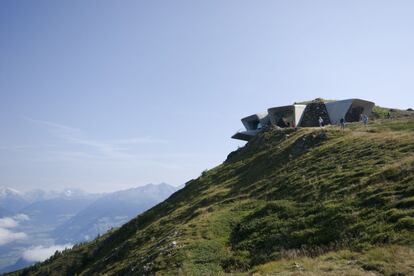 En 2015 se inauguraba un museo mirador de la arquitecta Zaha Hadid, recientemente fallecida. MMM son las siglas del Messner Mountain Museum (www.mmmcorones.com), situado en las montañas de Tirol del Sur (Italia) y dedicado al montañismo y al famoso alpinista italiano. Se encuentra en la cima del monte Kronplatz, a 2.275 metros de altura. En la web de la arquitecta (www.zaha-hadid.com) se puede ver un interesante video en ‘time lapse’ que resume en unos minutos el proceso de construcción completo de este proyecto (para el cual se excavaron 4.000 metros cúbicos de tierra y roca). El resultado es un edificio de varias plantas que se esconde casi por completo en la ladera. “La idea es que los visitantes puedan descender por dentro de la montaña para explorar sus cavernas y grutas, antes de emerger a través de la pared montañosa, al otro lado, en la terraza que domina el valle, con espectaculares vistas”, explicó en su día Zaha Hadid. El museo abrió en julio de 2015.