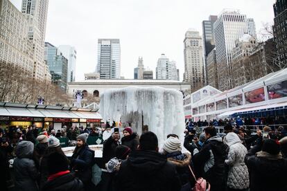 Varios turistas fotografían una fuente congelada en Bryant Park (Nueva York). En Times Square, donde miles de personas acudirán a la tradicional celebración de inicio de 2018, se espera que sea el segundo fin de año más frío jamás registrado.