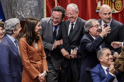 El teniente fiscal de la Comunidad Valenciana, Gonzalo López Ebri, en el centro de la imagen, con el fiscal general del Estado, Álvaro García Ortiz, a su derecha, y el presidente del Consejo General del Poder Judicial, Rafael Mozo, a su izquierda, y la ministra de Justicia, Pilar Llop, este viernes tras recibir el premio.