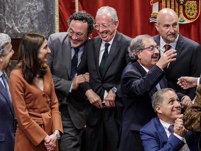 El teniente fiscal de la Comunidad Valenciana, Gonzalo López Ebri, en el centro de la imagen, con el fiscal general del Estado, Álvaro García Ortiz, a su derecha, y el presidente del Consejo General del Poder Judicial, Rafael Mozo, a su izquierda, y la ministra de Justicia, Pilar Llop, este viernes tras recibir el premio.