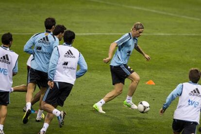 Torres controla el esférico en el entrenamiento.