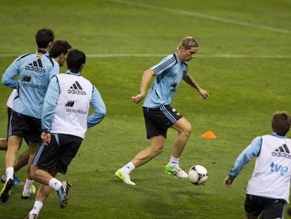 Torres controla el esférico en el entrenamiento.
