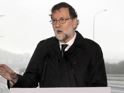 El presidente del Gobierno, Mariano Rajoy durante su discurso en la puesta en servicio de la ampliaci&oacute;n de capacidad de la AP-9, de un tramo que recorre Santiago de Compostela.