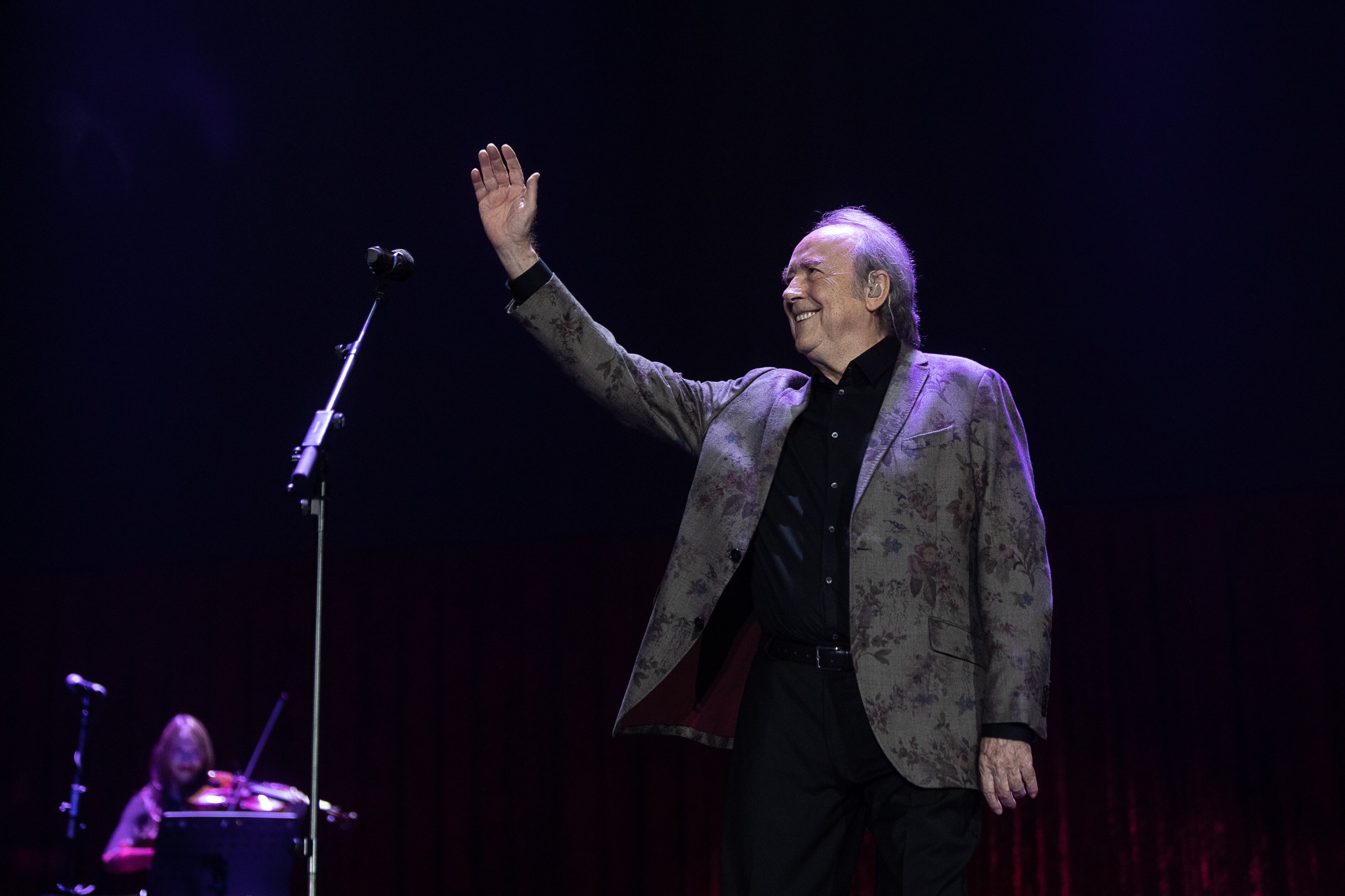 Último concierto del cantautor Joan Manuel Serrat el 23 del 12 de 2022, tras 57 años de carrera, en el Palau Sant Jordi de Barcelona, tras una gira de ocho meses y 74 galas, 45 en España. 