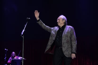 Último concierto del cantautor Joan Manuel Serrat el 23 del 12 de 2022, tras 57 años de carrera, en el Palau Sant Jordi de Barcelona, tras una gira de ocho meses y 74 galas, 45 en España.