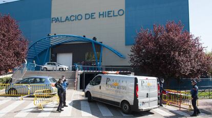 Llegada de un furgón funerario durante el segundo día de funcionamiento como morgue del Palacio de Hielo de Madrid.