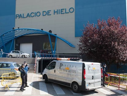 Llegada de un furgón funerario durante el segundo día de funcionamiento como morgue del Palacio de Hielo de Madrid.