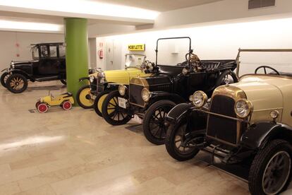 Coches antiguos del museo de Apartosuites Jardines de Sabatini.