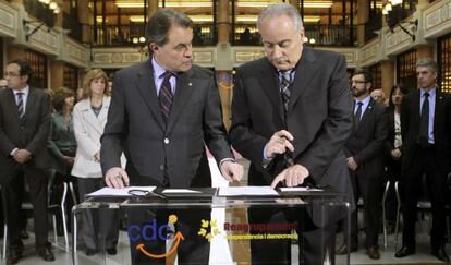 Artur Mas y el líder de la formación independentista, Reagrupament, el exconsejero Joan Carretero, firman el acuerdo de colaboración.