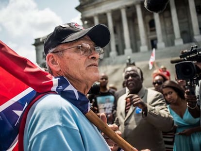 Partidarios de la confederada, frente al Capitolio en Columbia.