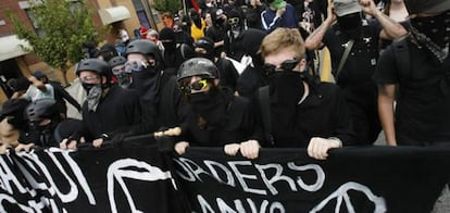 Mientras los líderes mundiales inauguraban la reunión, un grupo de personas protestaba por las políticas globales del G-20 en las calles de Pittsburgh.