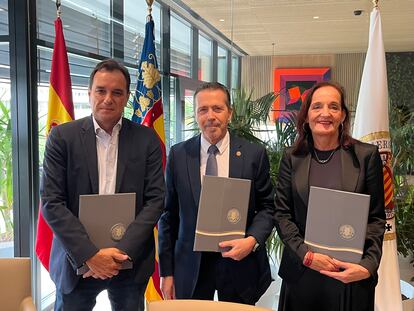 De izquierda a derecha: Sergio Vázquez, presidente de Ineco; José Capilla, rector de la UPV; y Nuria Lloret, directora del Observatorio; en la firma del convenio de colaboración con el Observatorio de Inteligencia Artificial y diversidad.