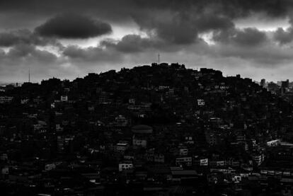 El cerro El Pino y el cerro San Cosme, en el limeño distrito de La Victoria, son los puntos en los que se registra la mayor cantidad de contagiados con la tuberculosis en la capital de Perú, debido a la situación de hacinamiento y pobreza en la que viven sus pobladores. En la imagen vista panorámica del cerro El Pino. 27 de julio de 2013.