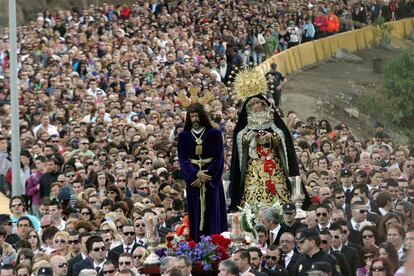 Las tallas del Cristo de Medinaceli y la Virgen de los Dolores durante el traslado oficial de la imagen del Cristo, desde la parroquia de San Ildefonso en la barriada del Príncipe hasta su casa de hermandad, el sábado pasado, donde permanecerá a la espera de realizar su estación penitencial. El Cristo de Medinaceli de Ceuta ha puesto en libertad a un joven que permanecía en prisión desde hace tres años y medio por un delito contra la propiedad y que ha abandonado la cárcel en cumplimiento de una ancestral tradición religiosa.