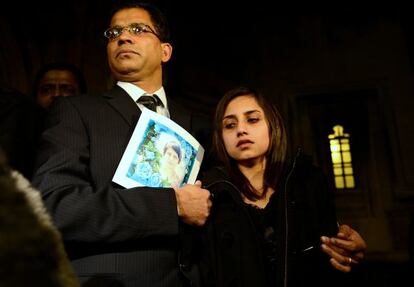 Ben y Lisha Barboza, marido e hija de Jacintha Saldanha, en el funeral de la enfermera.