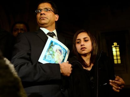 Ben y Lisha Barboza, marido e hija de Jacintha Saldanha, en el funeral de la enfermera.