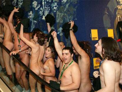 Tienda de Desigual en Barcelona, 17 de febrero de 2006. El reclamo era: <i>Entra desnudo... saldrás vestido.</i>