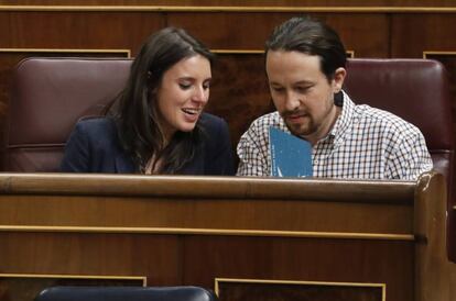 El líder de Podemos, Pablo Iglesias, y la portavoz en el Congreso de la formación, Irene Montero, durante el reciente debate de los Presupuestos Generales del Estado para 2018.