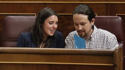 El líder de Podemos, Pablo Iglesias, y la portavoz en el Congreso de la formación, Irene Montero, durante el reciente debate de los Presupuestos Generales del Estado para 2018.