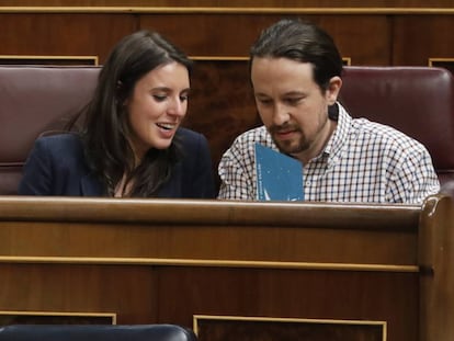 El líder de Podemos, Pablo Iglesias, y la portavoz en el Congreso de la formación, Irene Montero, durante el reciente debate de los Presupuestos Generales del Estado para 2018.
