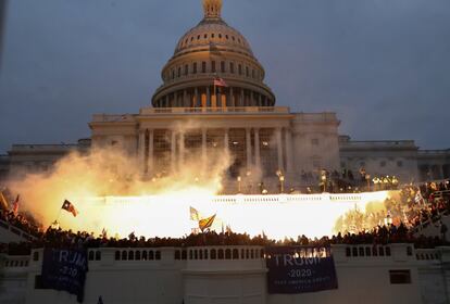 Una explosión causada por una munición policial durante la protesta de partidarios del presidente de los Estados Unidos, Donald Trump, frente al Capitolio.