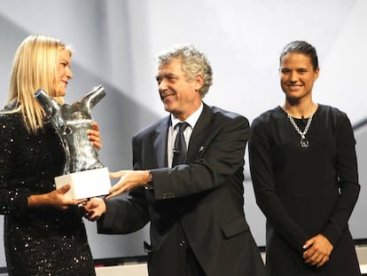 Villar entrega a la noruega Ada Hegerberg el premio a la mejor jugadora de Europa.