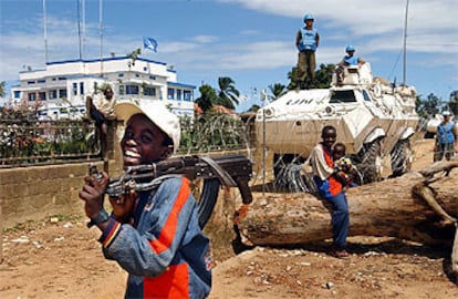 Niños soldados merodean con armas por los alrededores del campamento de los soldados de la ONU en Bunia, República Democrática de Congo, en donde se han registrado enfrentamientos entre etnias rivales.