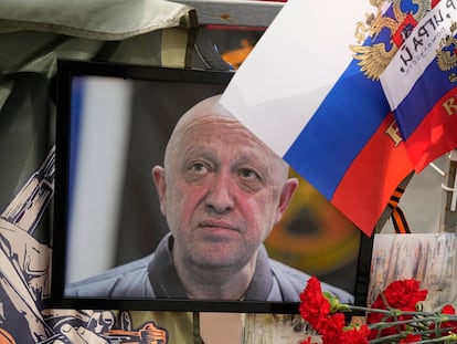 Un retrato de Yevgueni Prigozhin en un memorial situado cerca del Kremlin, este sábado en Moscú.