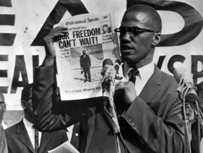 Malcolm X, con un ejemplar del diario 'Muhammad Speaks' durante una concentración en Nueva York en julio de 1963.