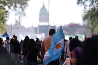 Un manifestante sostiene una bandera de Argentina durante la marcha del 2 de octubre, en Buenos Aires (Argentina).