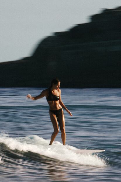 Pepa Rosenbaum cabalga una ola en Biarritz.