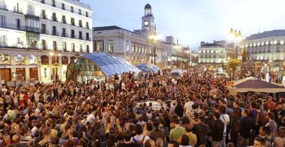 Más de un millar de simpatizantes del Movimiento 15-M se reunieron ayer en asamblea a partir de las ocho de la tarde en la Puerta del Sol de Madrid.