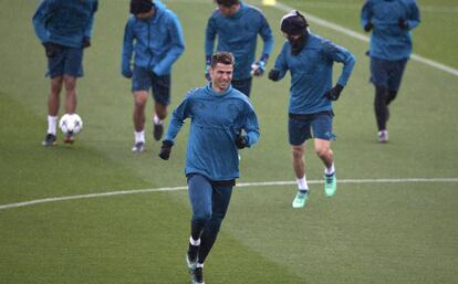 Real Madrid's Cristiano Ronaldo runs ahead of team mates during a training session in Madrid, Tuesday April 10, 2018. Real Madrid will play Juventus Wednesday in a Champions League quarter-final, 2nd leg soccer match.(AP Photo/Paul White)