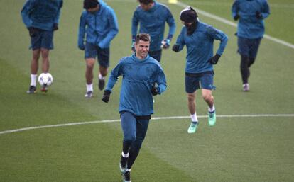 Real Madrid's Cristiano Ronaldo runs ahead of team mates during a training session in Madrid, Tuesday April 10, 2018. Real Madrid will play Juventus Wednesday in a Champions League quarter-final, 2nd leg soccer match.(AP Photo/Paul White)