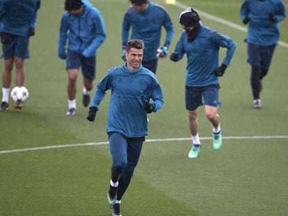 Real Madrid's Cristiano Ronaldo runs ahead of team mates during a training session in Madrid, Tuesday April 10, 2018. Real Madrid will play Juventus Wednesday in a Champions League quarter-final, 2nd leg soccer match.(AP Photo/Paul White)